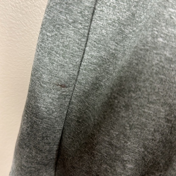 Nike tee med 21-1/2 p2p  27”length  preowned a few tiny spots  dri fit - Picture 6 of 7